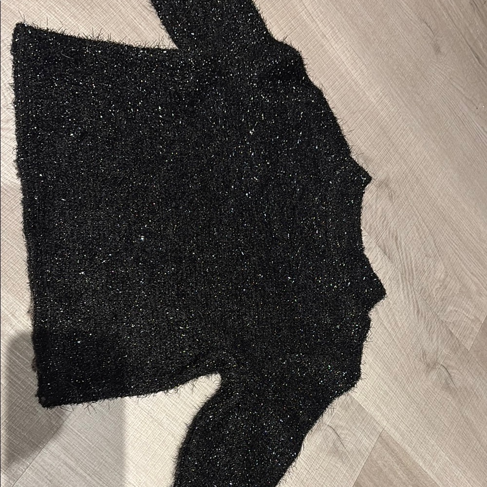 ´divided élégant  Black Sweater